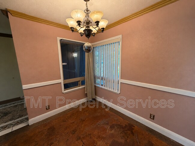 Building Photo - 930 Graywood Cir
