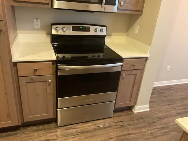 Building Photo - 179 Holly St