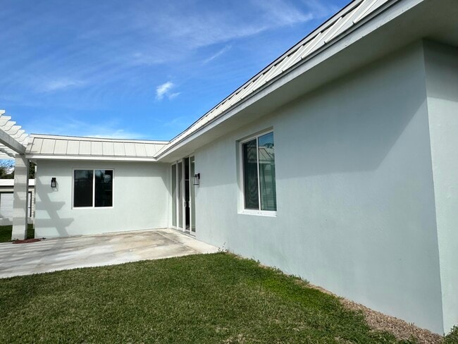 Building Photo - 1123 Granada St