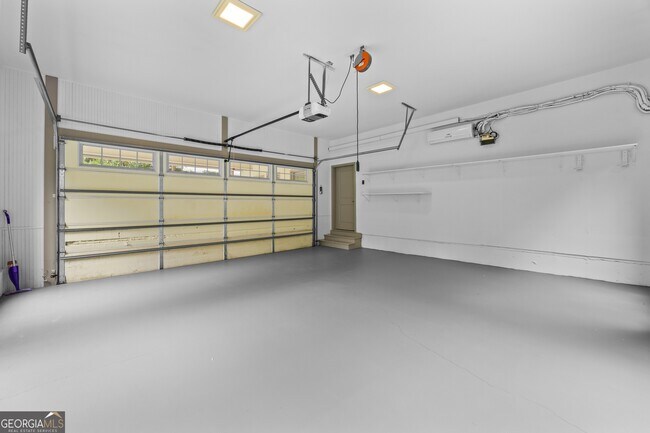 Building Photo - 1742 Helen Dr NE