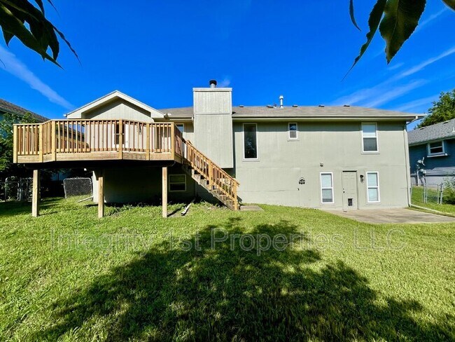 Building Photo - 905 SW Foxtail Dr