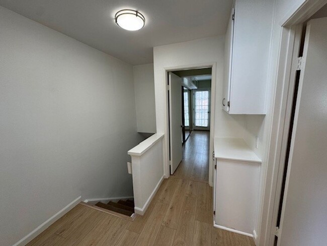 Building Photo - Spacious Tri Level 2Bed 2Bath Condo in Bay Ho