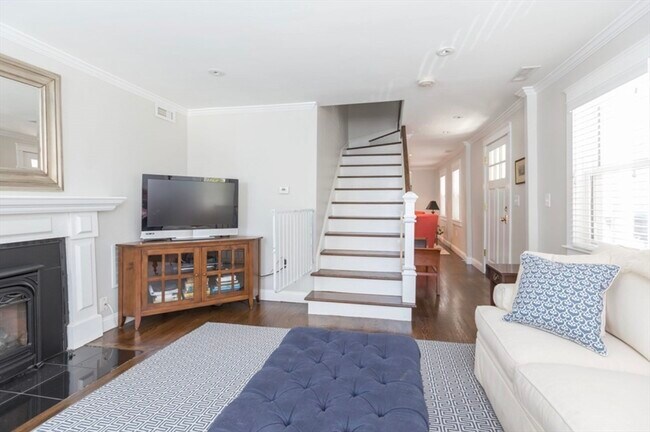 Building Photo - 622 E 2nd St