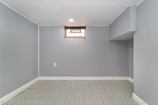 Building Photo - 9327 Schaefer Hwy