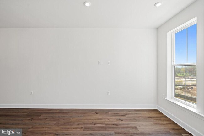 Building Photo - 596 Watermans Dr