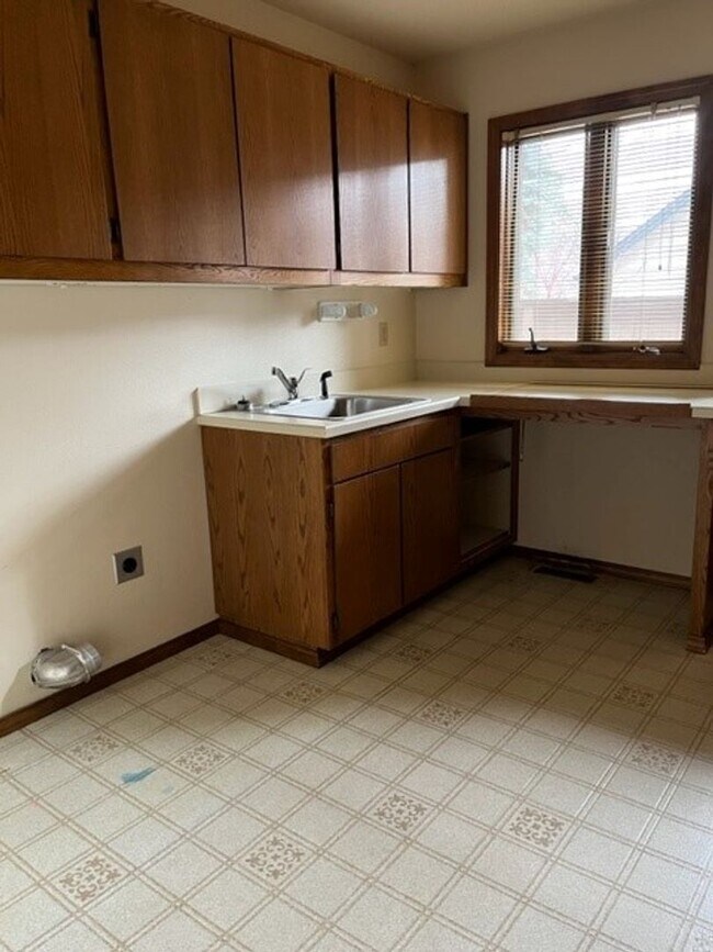 Building Photo - Large 3 Bed/2 Bath Home in the Mountain Hi...