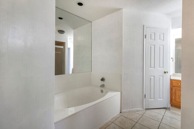 Building Photo - Great 3 Bed 2 Bath In Edmond