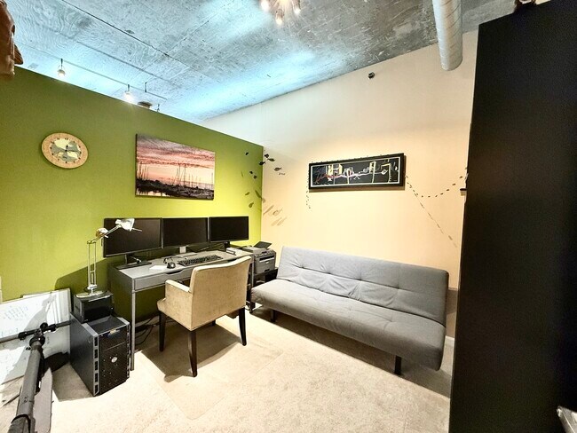 Building Photo - 125 E 13th St