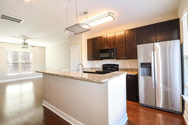 Building Photo - 3 story townhome with Uptown View