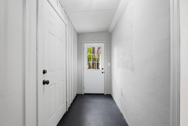 Building Photo - 937 La Marche Dr