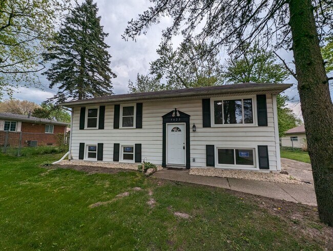 Primary Photo - Lovely Renovated 3 Bedroom / 1 Bath in Portage