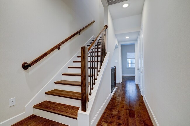Building Photo - 5453 Larkin St
