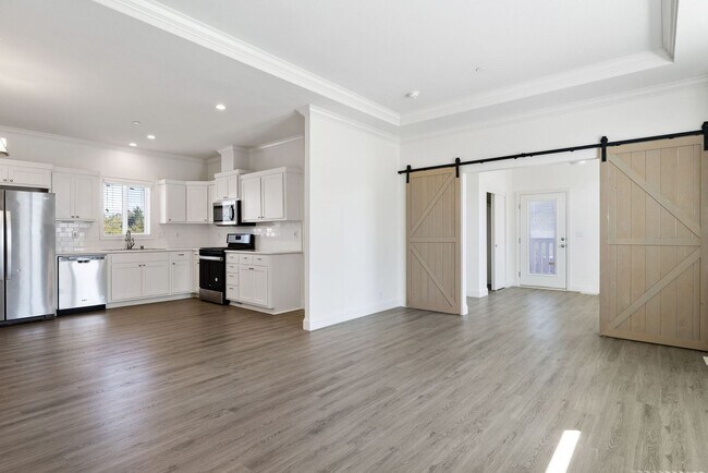 Building Photo - 517 Calabasas Rd