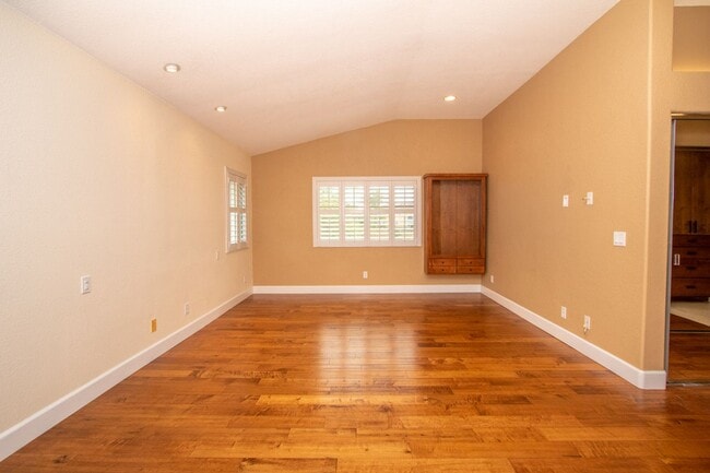 Building Photo - Beautiful + Spacious 4 bedroom/3 bath/3 Ca...