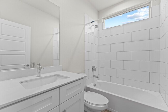 Building Photo - 2106 Somerset Dr