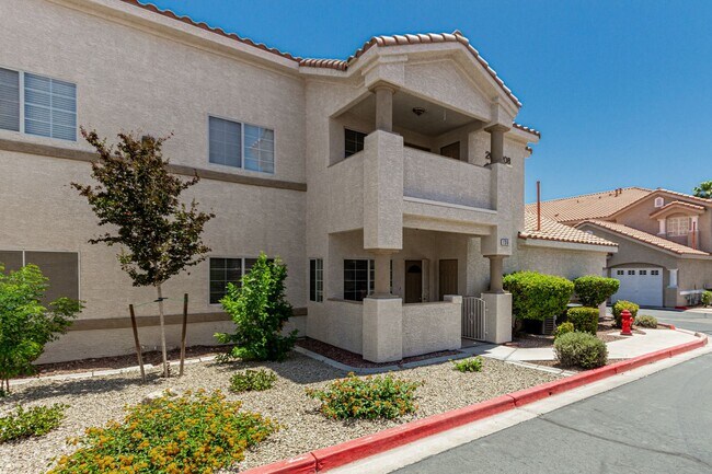 Building Photo - Upgraded 2 Bed 2 Bath with attached 1 Car ...