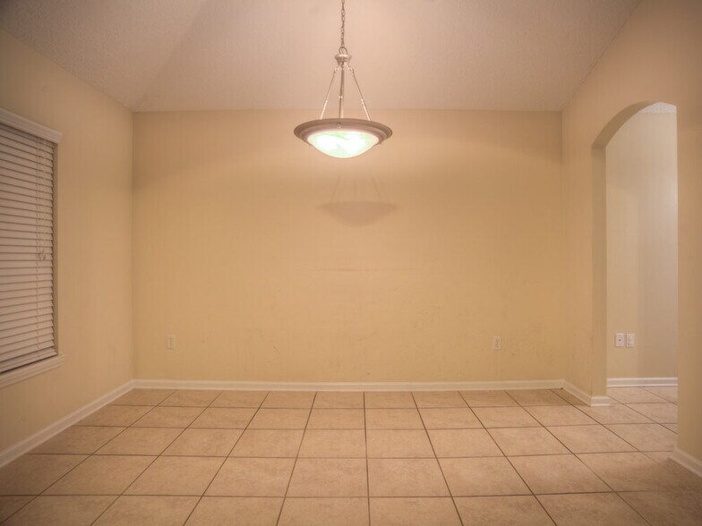 Building Photo - 1828 Creekview Dr