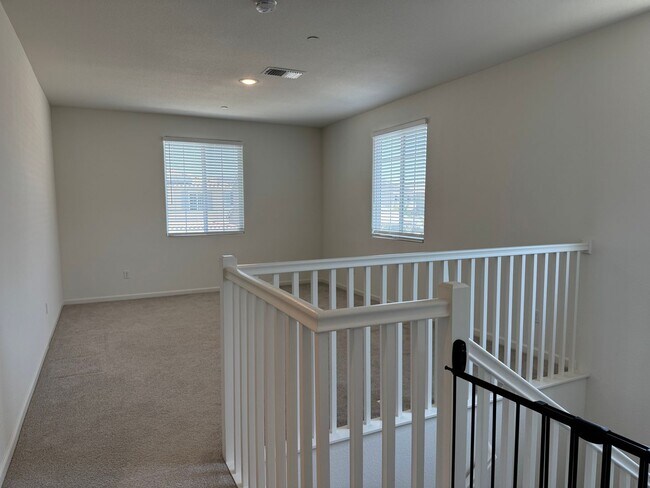 Building Photo - Beautiful 5 Bedroom, 3 Bathroom, 2800 Sqft...