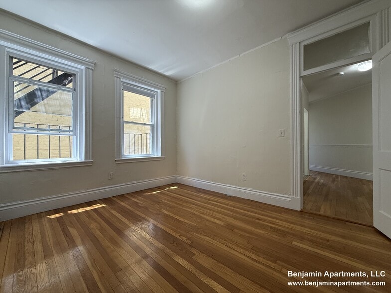 Building Photo - 1350 Comm.Ave. Unit 8