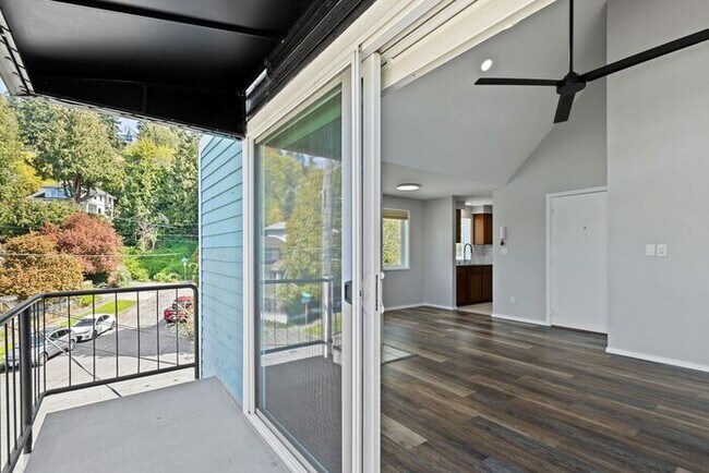 Building Photo - Beautifully Remodeled Top Floor Alki Condo with Views!