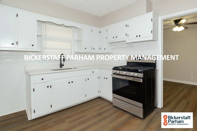 Building Photo - Welcome to this charming 3-bedroom, 1-bath...