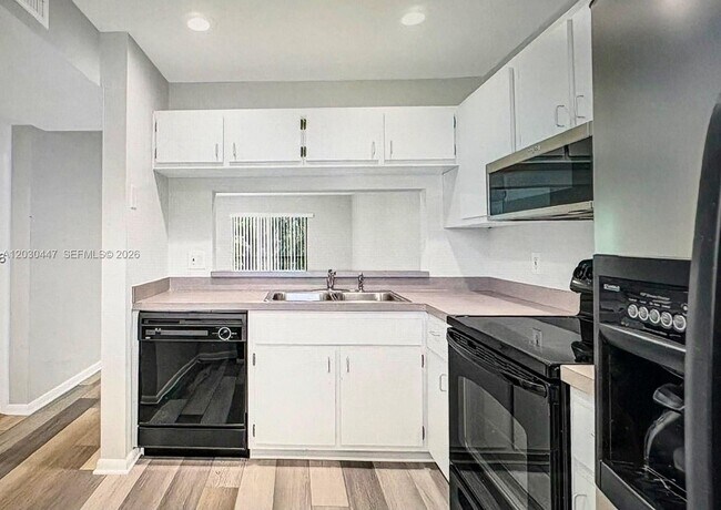 Building Photo - 6832 Palmetto Cir S