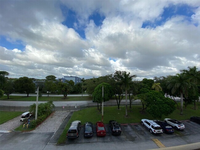 Building Photo - 9300 Fontainebleau Blvd