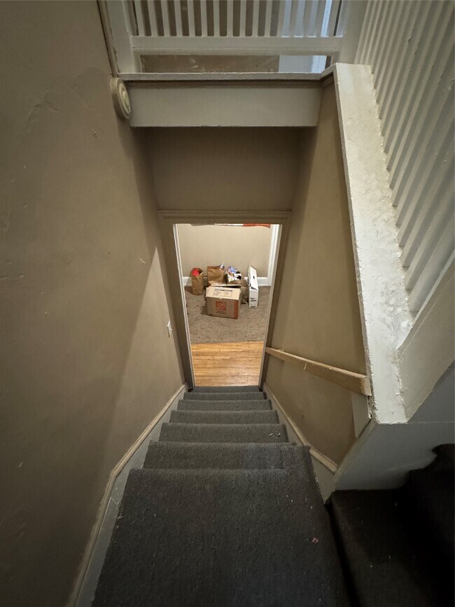 Building Photo - 121 Oak St