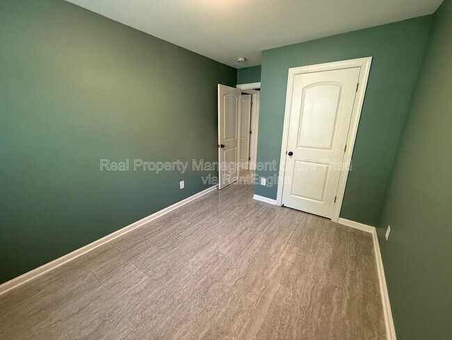 Building Photo - 600 Tipperary Dr