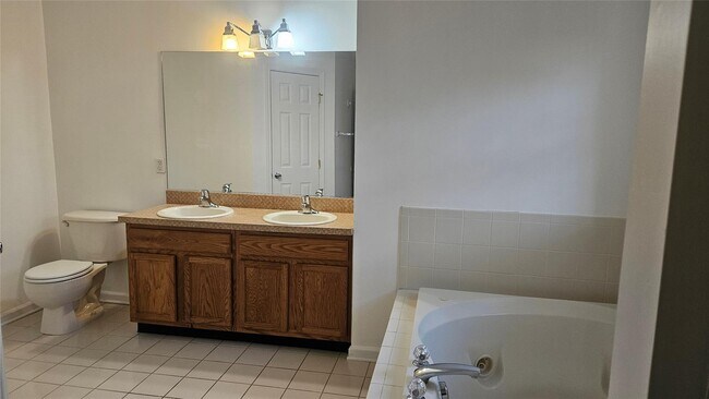 Building Photo - 2719 Colonial Dr