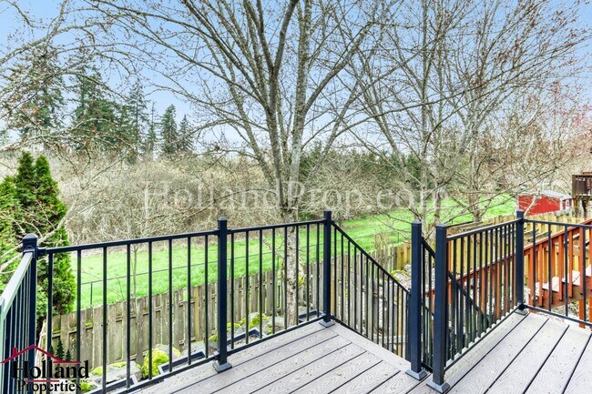 Building Photo - Beautiful 3-Level Hillsboro Townhouse in Quiet Cul-de-sac!