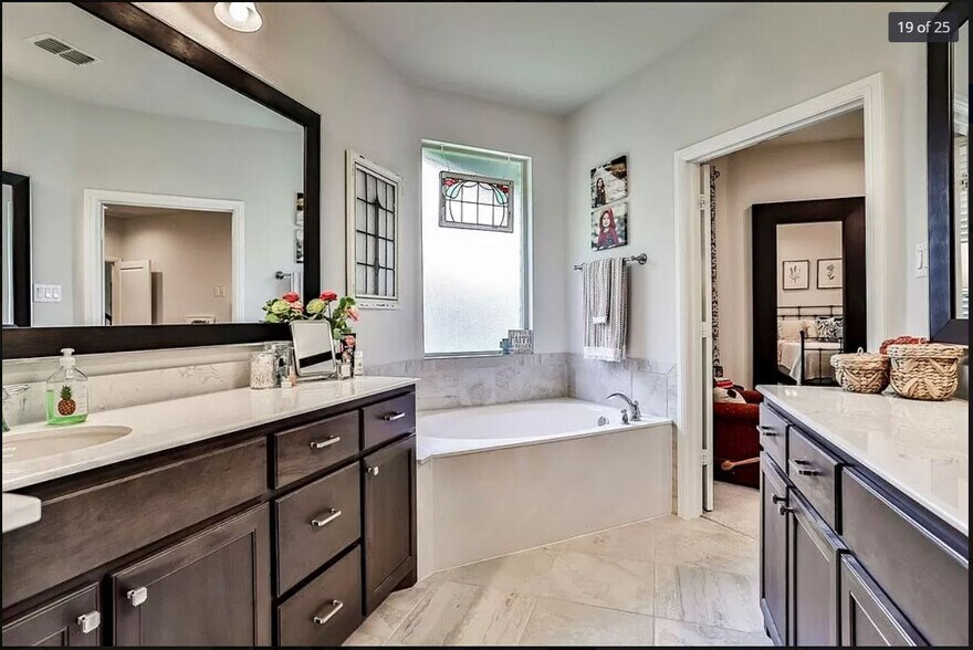 Master suite Bath - 808 Parkside Dr