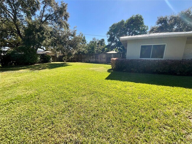 Building Photo - 4520 SW 24th Ave