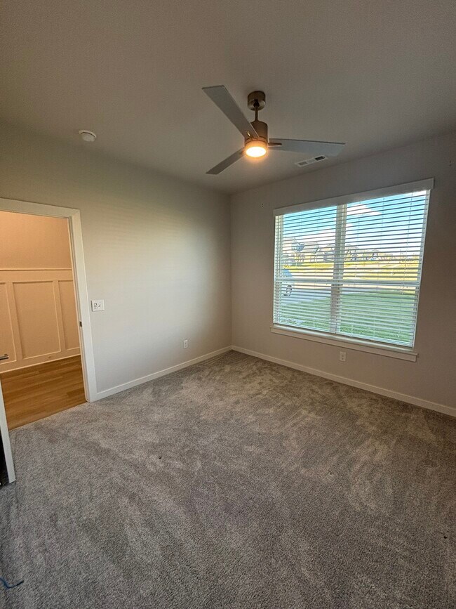 Building Photo - 3812 SW Pinecrest Dr