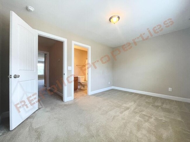 Building Photo - Lovely 3 Story 3 Bedroom 3.5 Bath 1 Car-Ga...