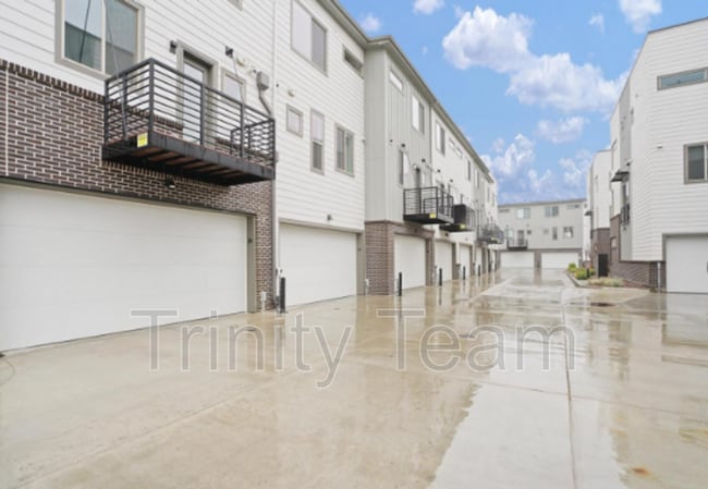 Building Photo - 4100 E Iliff Ave