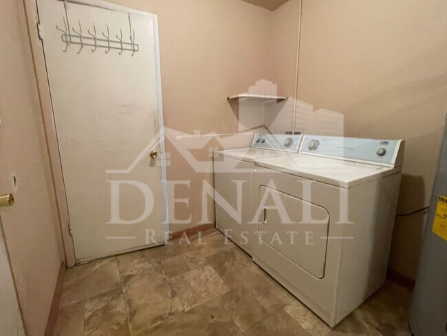 Building Photo - 3033 S Longmore