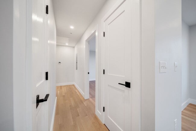 Building Photo - Newly Renovated - Central AC - Patio - Close to T