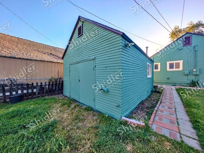 Building Photo - Upgraded Bungalow with Garage