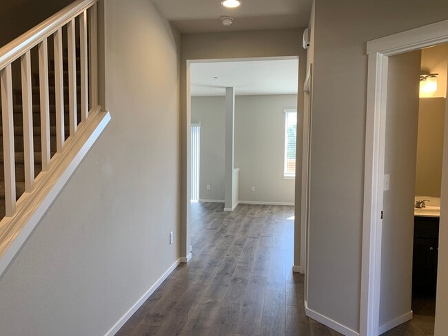 Building Photo - GORGEOUS 5BD, 3BA, 2-CAR GARAGE! AMENITIES...