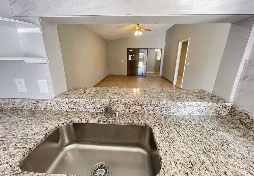 Building Photo - 17419 Dumont Dr