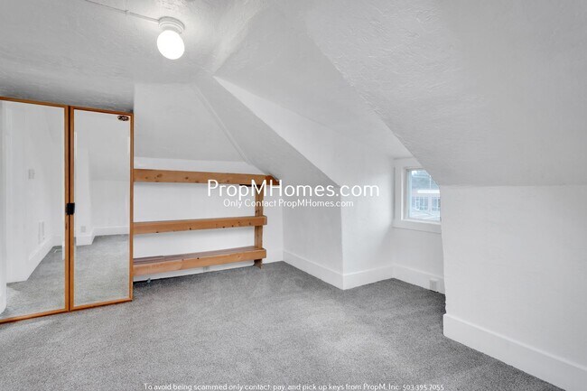 Building Photo - Updated Cottage in Gladstone!