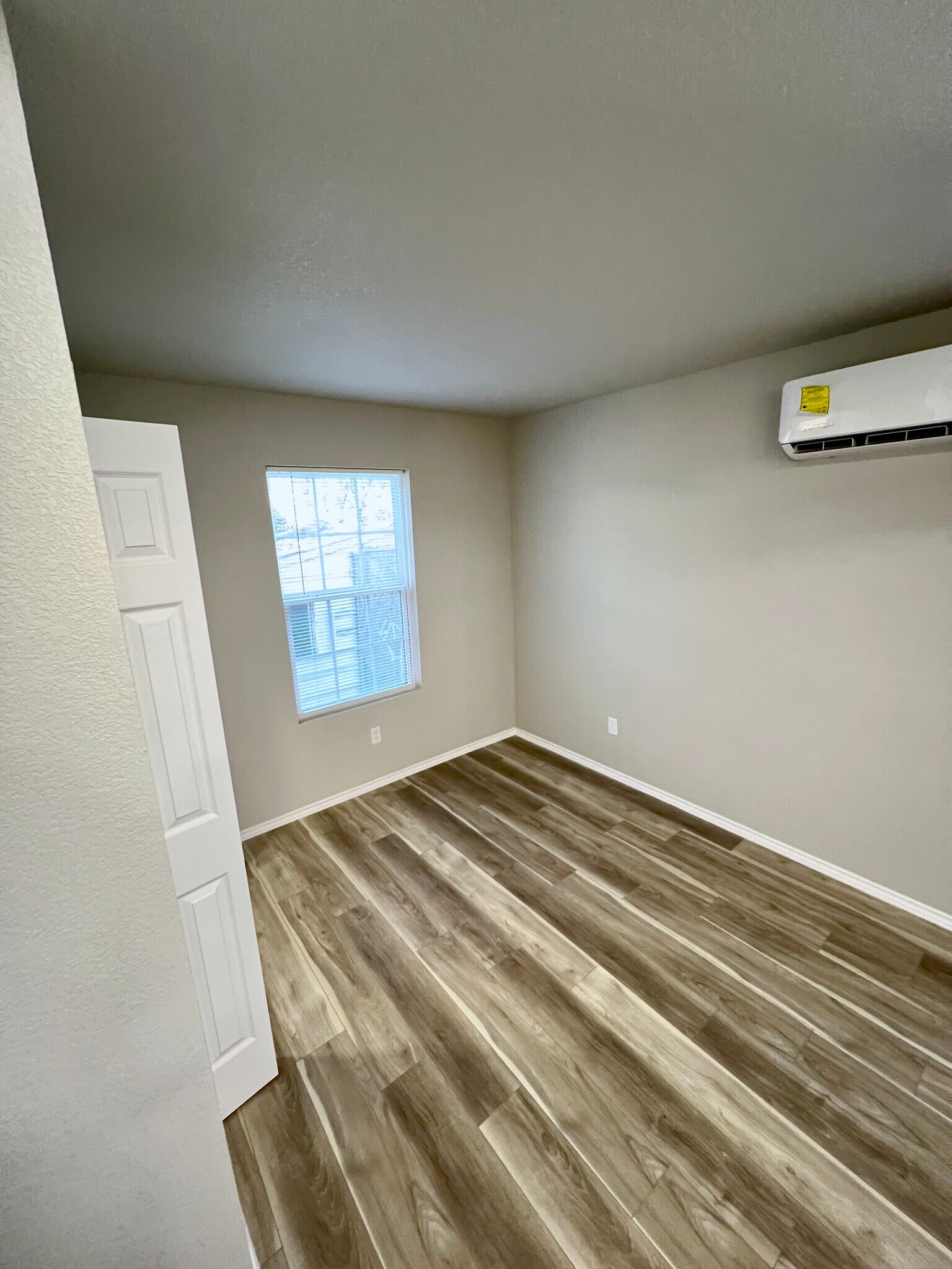 Building Photo - 3801 Meadowbrook Dr