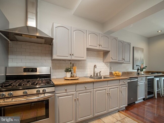 Building Photo - 905 K St NE