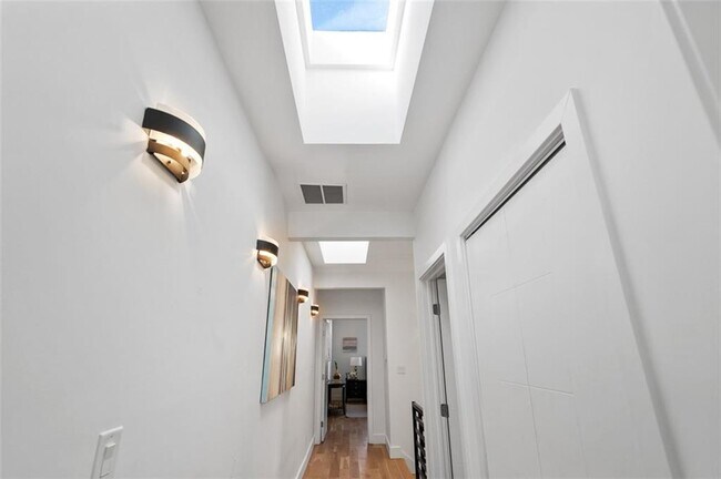 Building Photo - 147 Hutchinson St NE