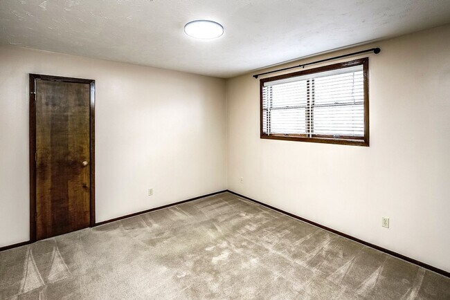 Building Photo - 1-Bed and 1-Bath Apartment Available!