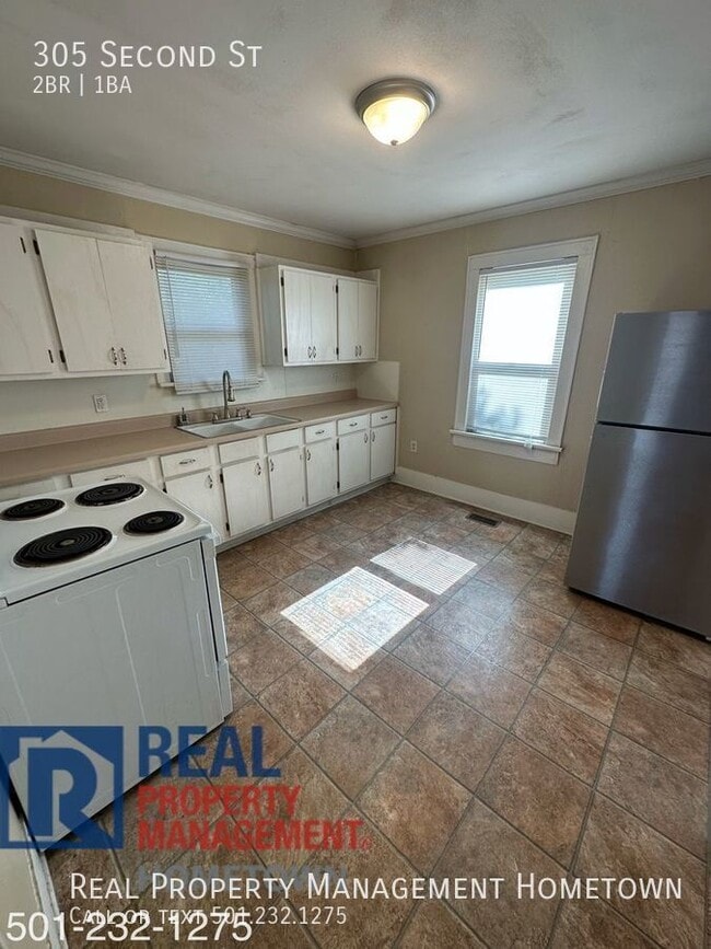 Building Photo - 305 Second St-