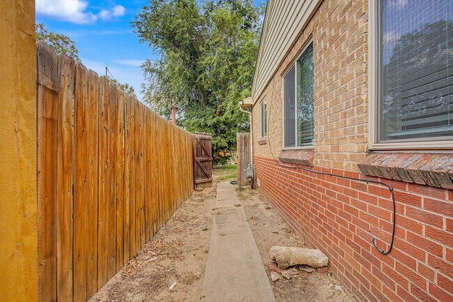 Building Photo - 3560 Glencoe St