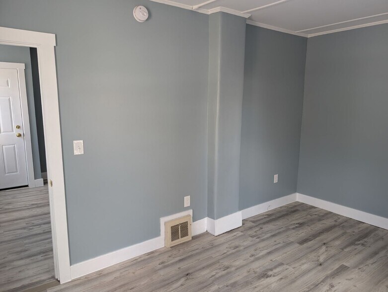 Bedroom - 353 N State St