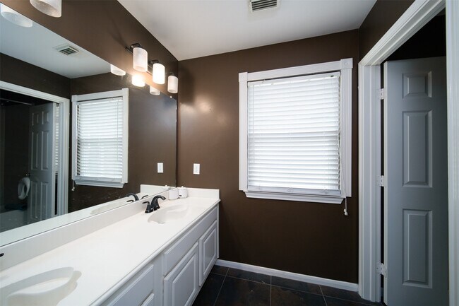 Building Photo - 20722 Fawnbrook Ct
